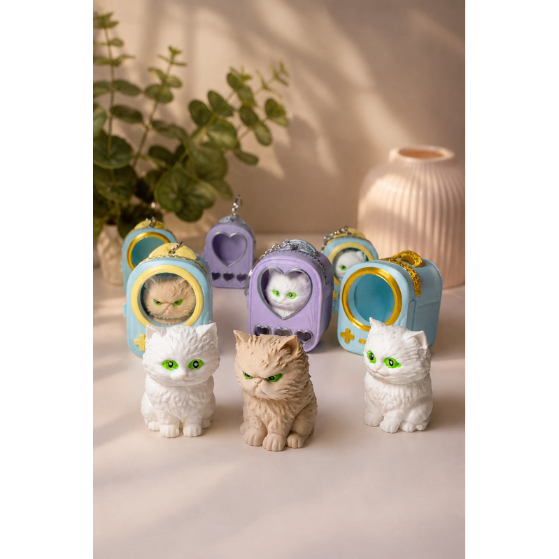 Gatinho fofo na mochila chaveiro